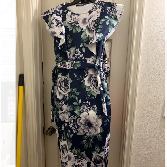PrettyLittleThing Dresses & Skirts - Navy Floral Print sleeveless Midi Dress